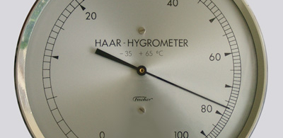 Ein Haarhygrometer zur Messung der relativen Luftfeuchtigkeit 
	- hier klicken um zur Seite Wissenswertes über die Behandlung von klassischen Gitarren zu gelangen 